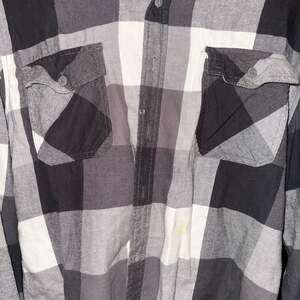 Arizona Jean Co Men's Size Medium Gray and Black Plaid Flannel Button Down Shirt